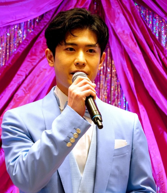 Takeo Ōtsuka and Rie Takahashi appear in outfits inspired by Aqua and Ai respectively, at the KIYOKO HATA × Oshi no Ko dress collection press conference in Tokyo. Takahashi stuns in a pink frilly dress with a large ribbon, while Ōtsuka wears an elegant aqua-blue tuxedo.